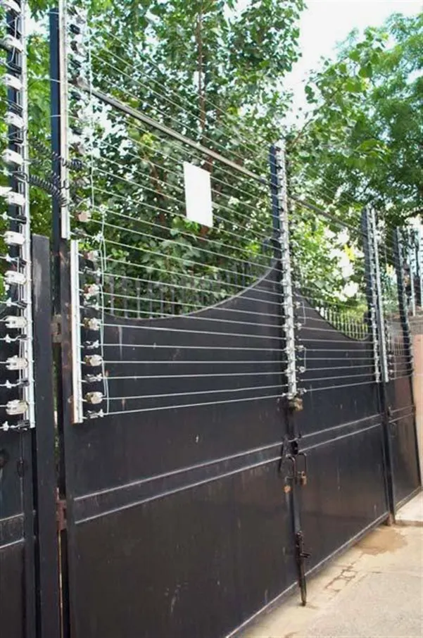 Integrated gate and electric fence reference